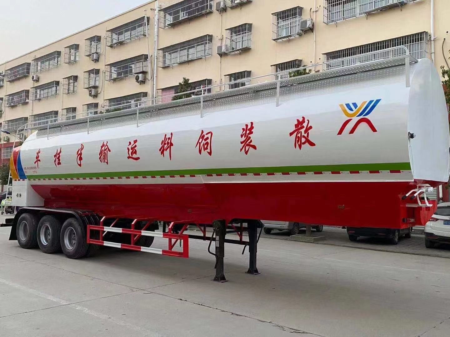 13米半挂65方飼料運輸車
