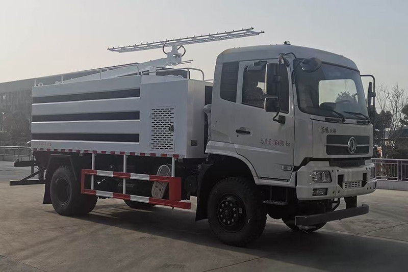 東風四驅光伏闆清洗車，8方水罐