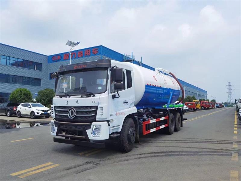 東風D17後雙橋18方吸污車，配水循環泵加10米吸污帶。
